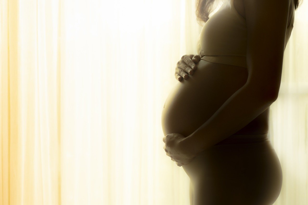 Offrir un bijou gravé à une future maman