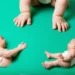 Bébé à 4 pattes : que signifie cette étape clé ?