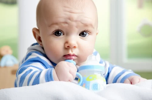 Mon bébé refuse le biberon : que faire ?