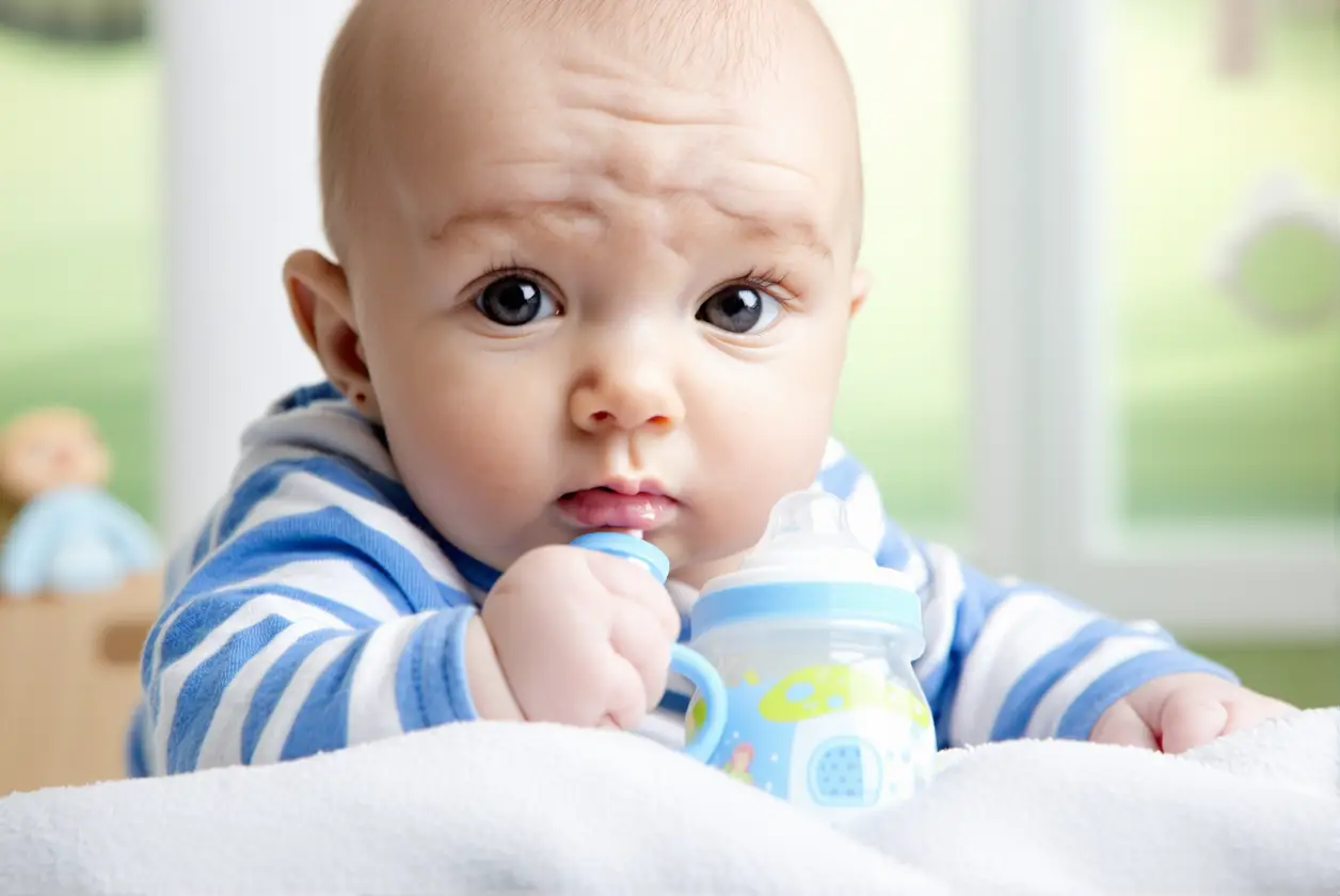 Mon bébé refuse le biberon : que faire ?