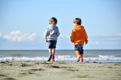 Pourquoi certains enfants marchent sur la pointe des pieds
