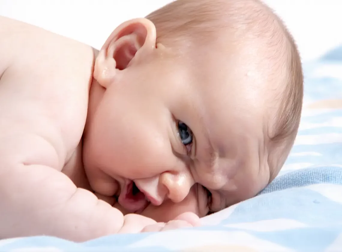 Votre bébé se retourne difficilement : faut-il s’inquiéter ?