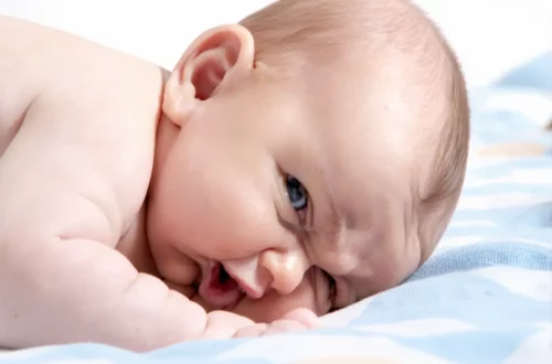 Votre bébé se retourne difficilement : faut-il s’inquiéter ?