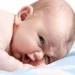 Votre bébé se retourne difficilement : faut-il s’inquiéter ?