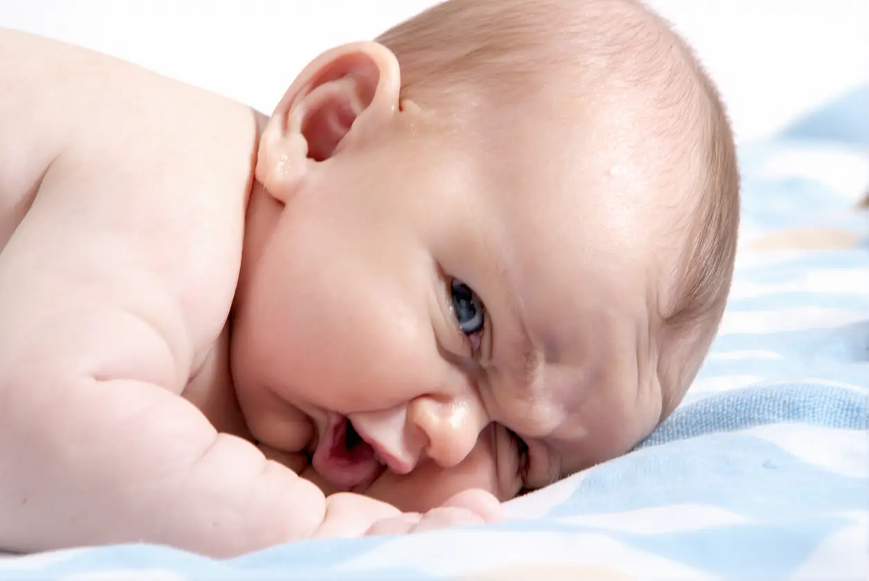 Votre bébé se retourne difficilement : faut-il s’inquiéter ?