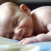 Bébé dort peu la journée : faut-il s’inquiéter ?