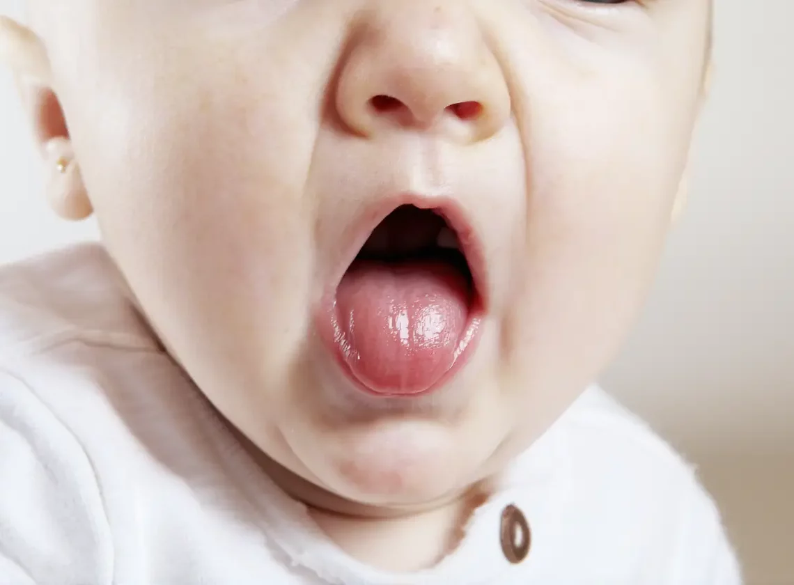 Bébé garde la bouche ouverte : que signifie ce geste