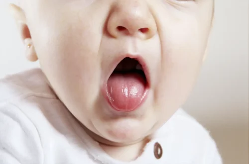 Bébé garde la bouche ouverte : que signifie ce geste