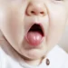 Bébé garde la bouche ouverte : que signifie ce geste
