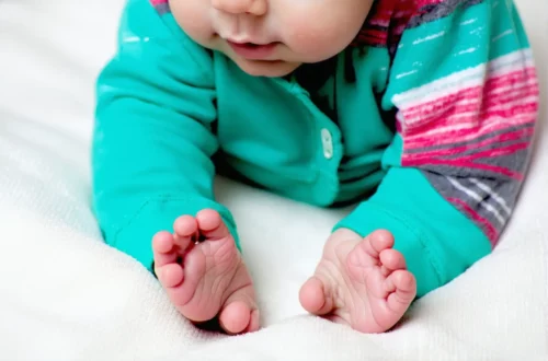Mon bébé a les pieds froids : faut-il s’inquiéter ?