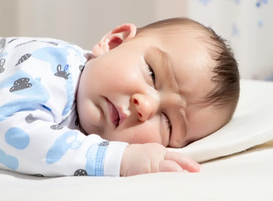 Mon bébé refuse la sieste : solutions et astuces pratiques