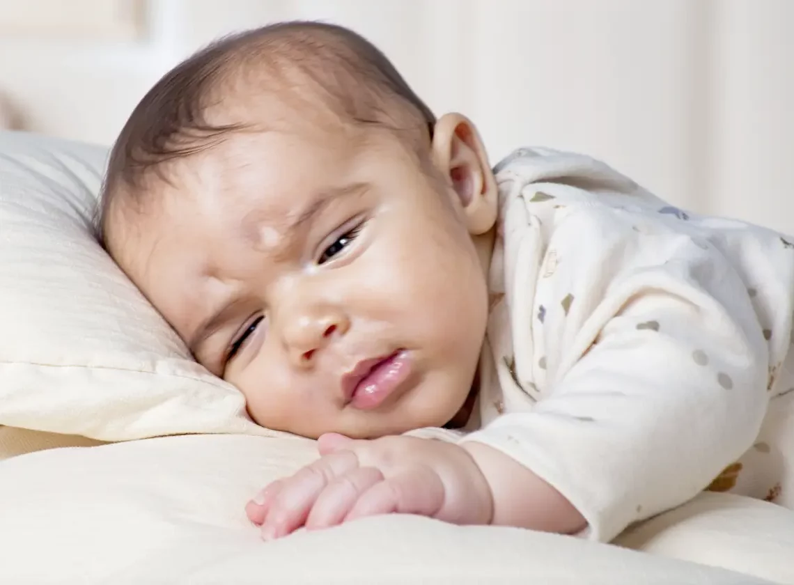 Pourquoi bébé pleure tous les soirs : comprendre et apaiser