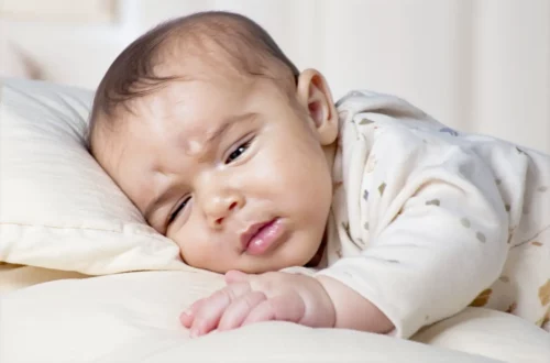 Pourquoi bébé pleure tous les soirs : comprendre et apaiser