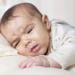 Pourquoi bébé pleure tous les soirs : comprendre et apaiser