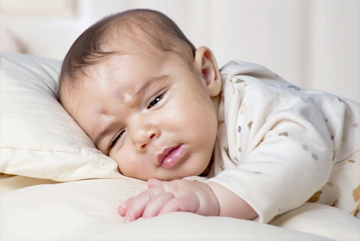 Pourquoi bébé pleure tous les soirs : comprendre et apaiser