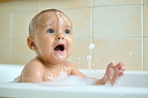 Votre bébé a peur du bain : les bonnes astuces pour le rassurer