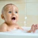 Votre bébé a peur du bain : les bonnes astuces pour le rassurer