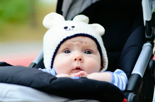 Votre bébé pleure en poussette : pourquoi et que faire