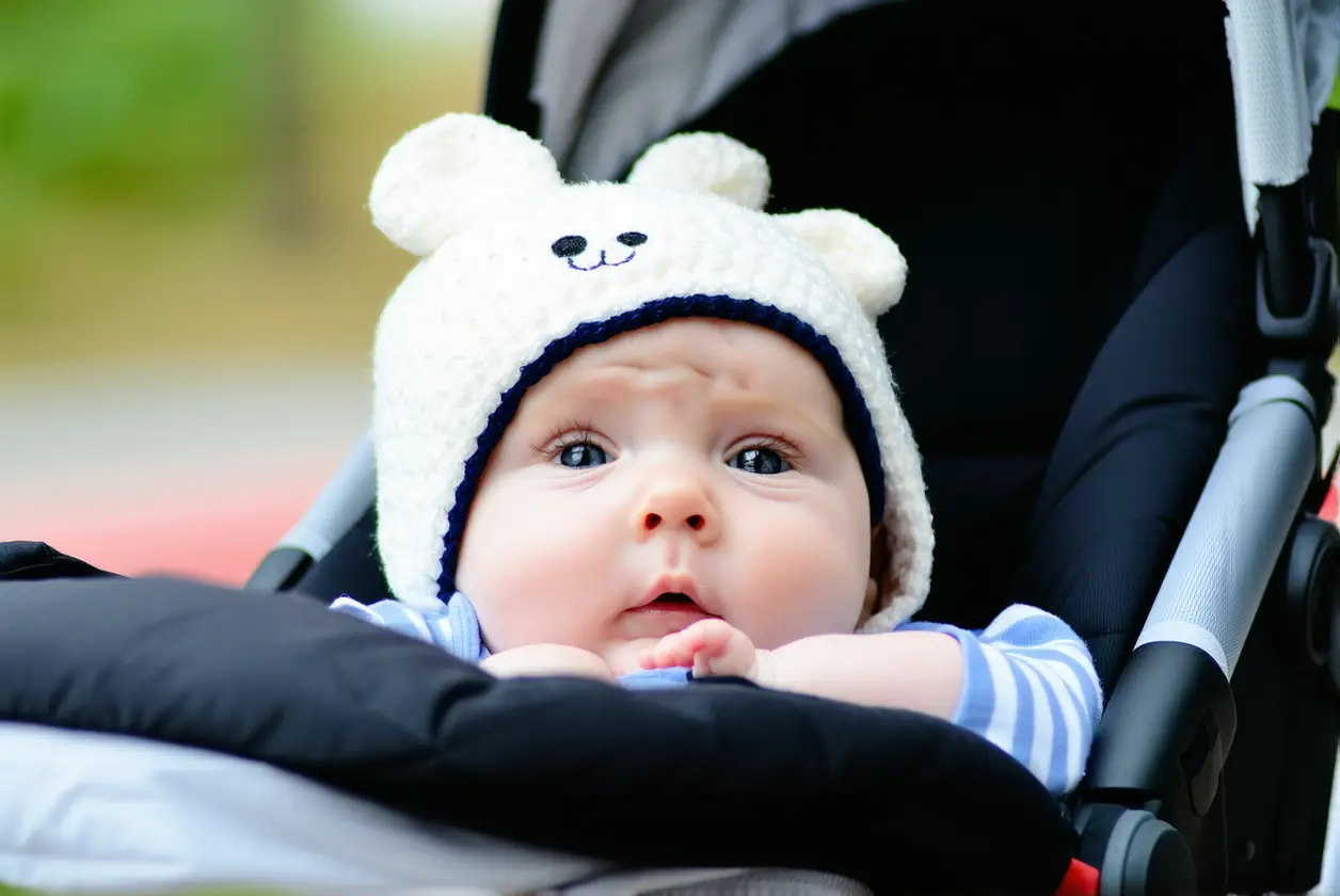 Votre bébé pleure en poussette : pourquoi et que faire